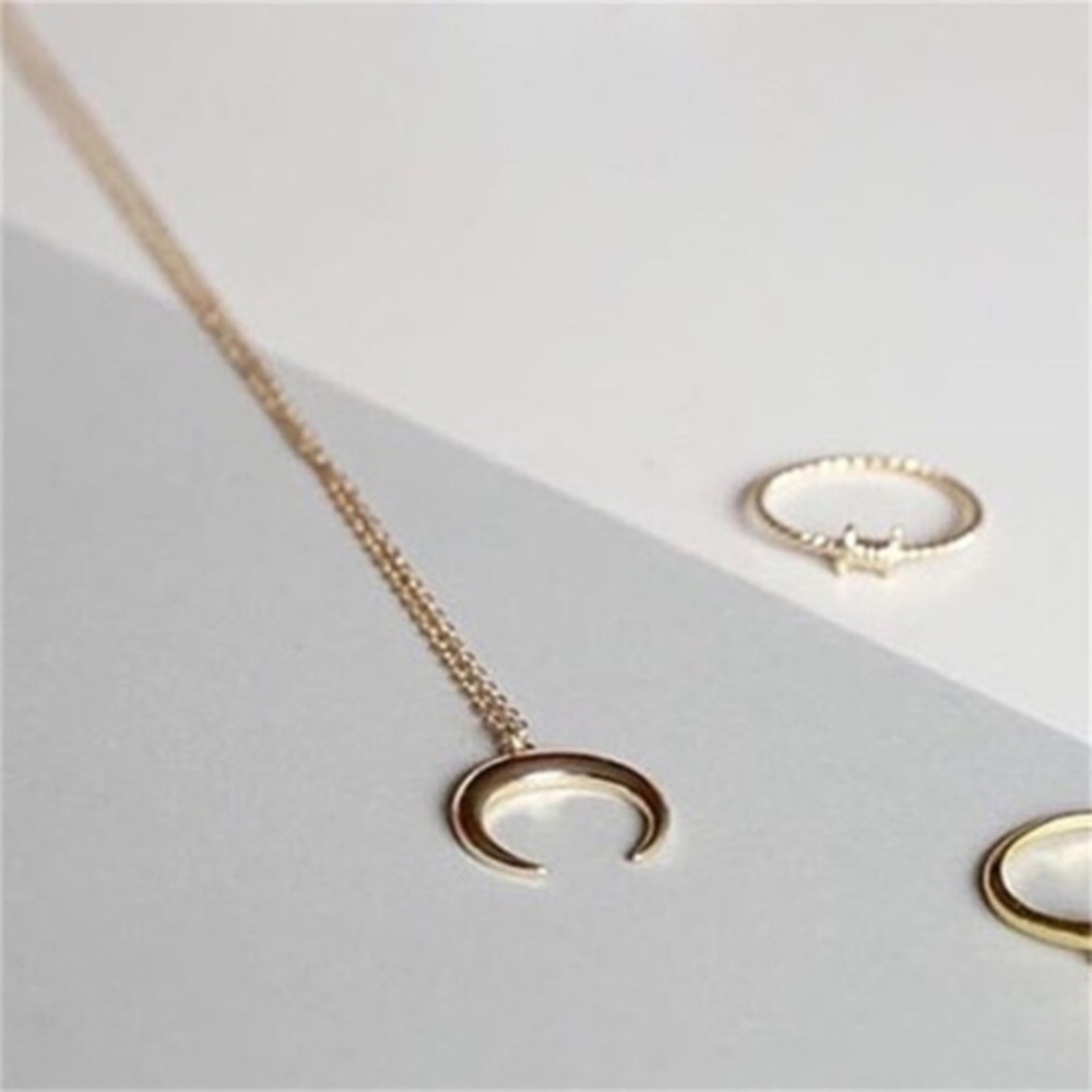 Crescent horn gold necklace - Picture 4 of 5